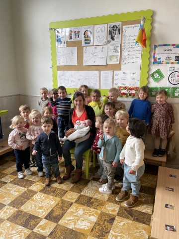 1KA - Juf Charlotte op bezoek met Adrien