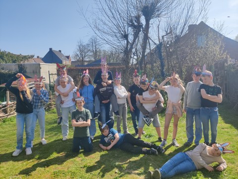 De paashazen van 5/6LA op bezoek bij de kleuters